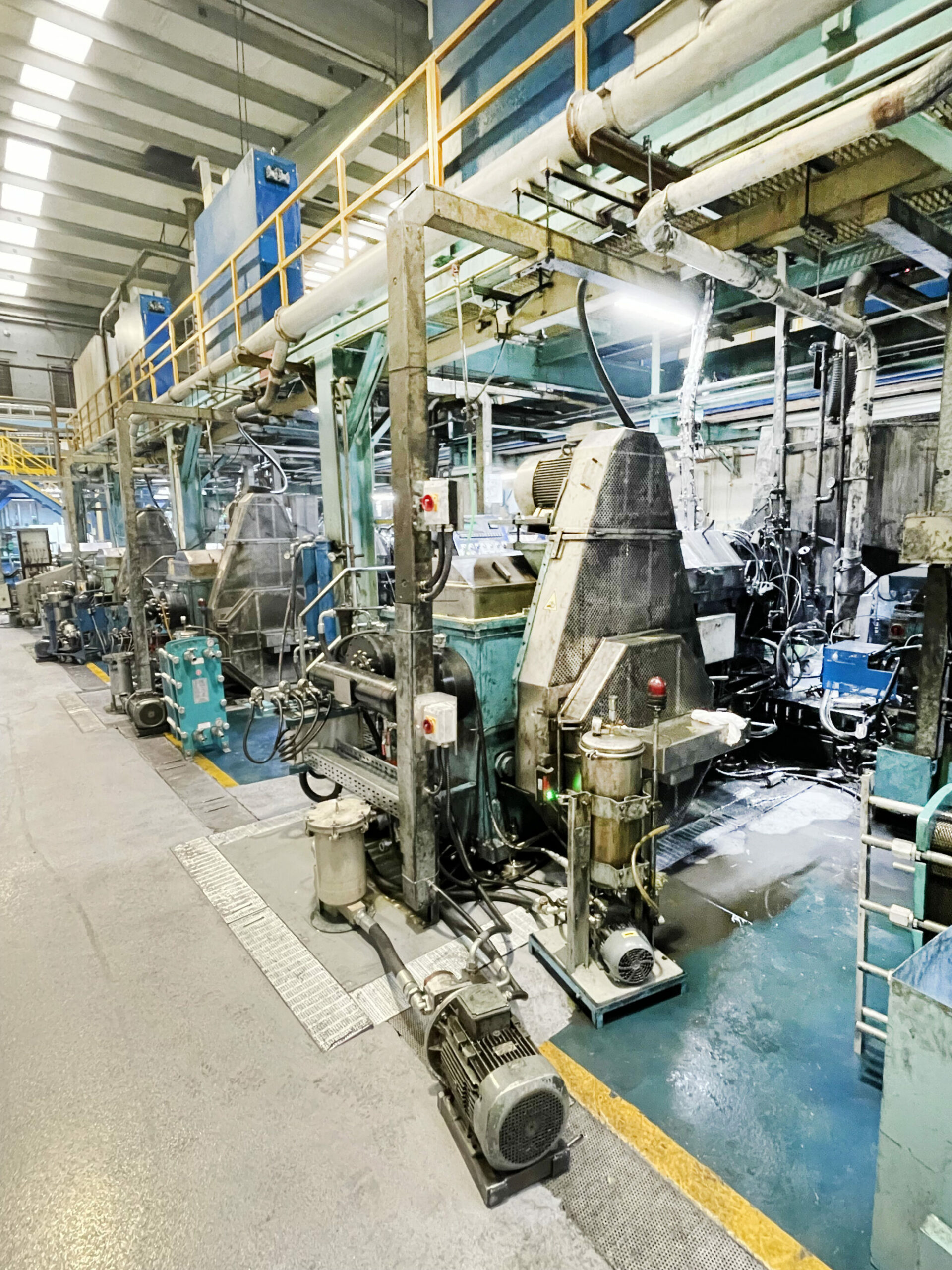Positive Auswirkungen auf die Getränkedosenproduktion durch Schwingungsanalyse und -steuerung.