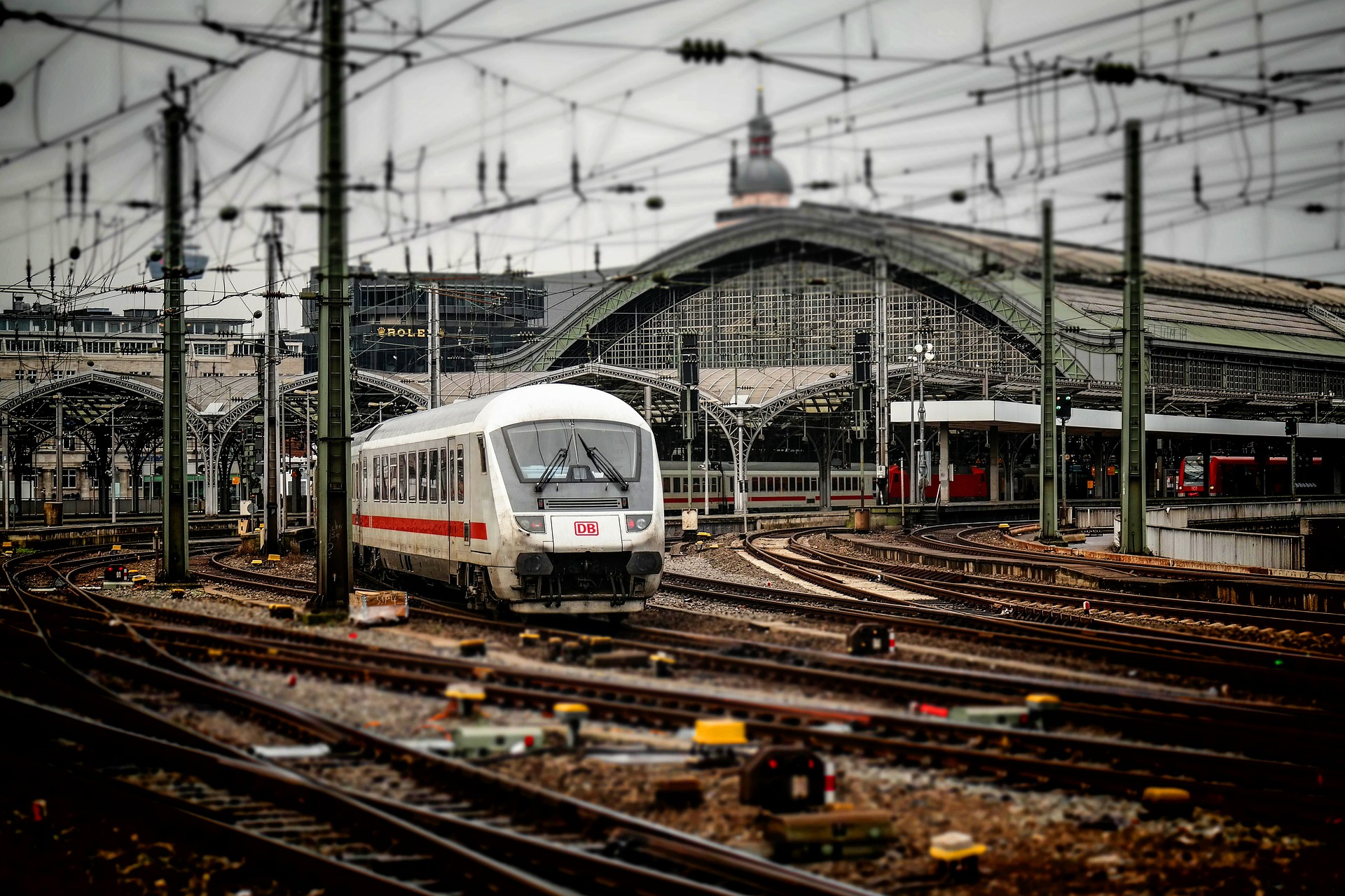 Warum die Menschen über Bahnhöfen bauen